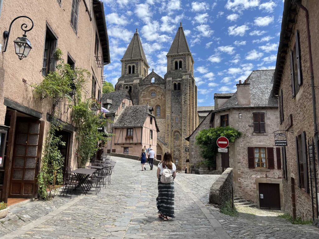Conques-Francia-calle-medieval-iglesia